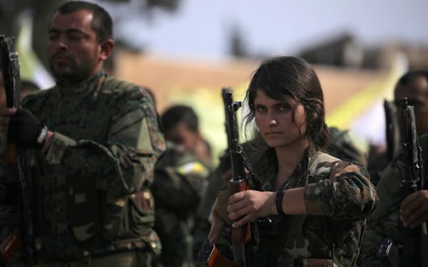 クルド人主体の民兵組織「シリア民主軍」（SDF）の兵士（2019年3月、シリア東部）=ロイター
