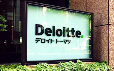 デロイトトーマツグループが入るビル前の看板(東京・大手町)