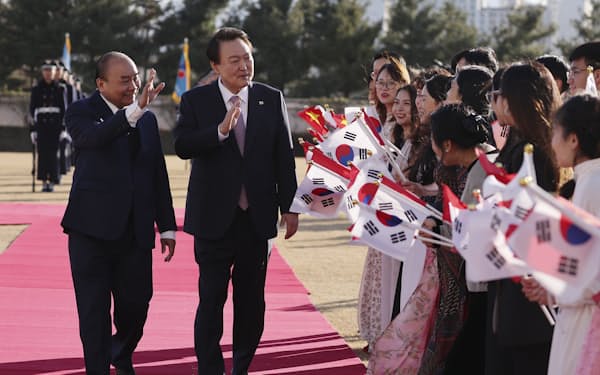 5日、尹錫悦大統領はベトナムのフック国家主席㊧を初の国賓として迎えた（ソウル市の大統領府）＝聯合 ・AP