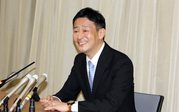 記者会見で奈良県知事選への出馬を表明する平木省氏（５日、奈良県庁）
