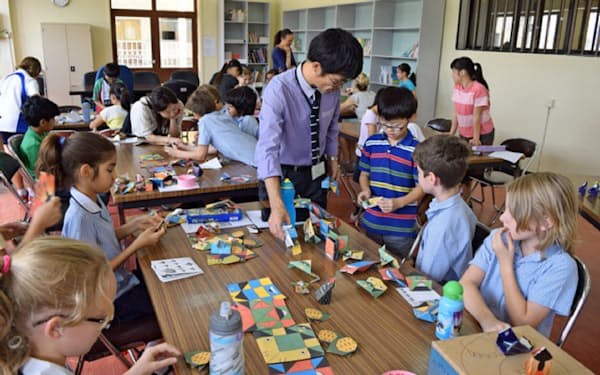 アラブ首長国連邦（ＵＡＥ）のアブダビ日本人学校で他国の子供と交流する日本人児童（文科省提供）