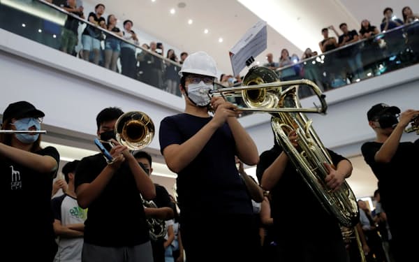 抗議活動で「香港に栄光あれ」を演奏する一団（2019年、香港）＝ロイター