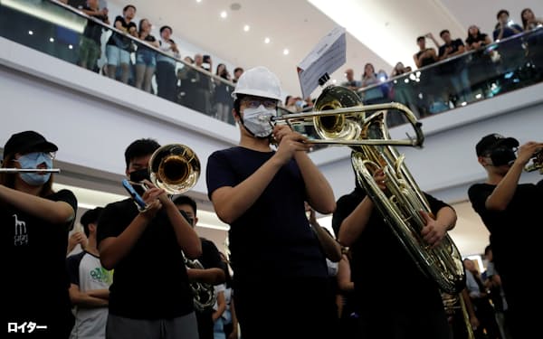 抗議活動で「香港に栄光あれ」を演奏する一団(2019年、香港)=ロイター