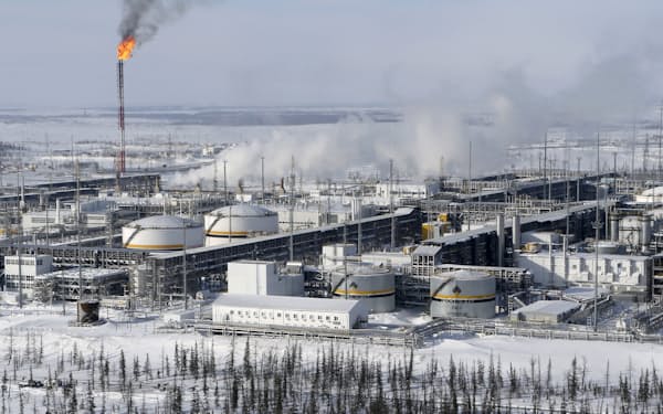 G7やEUはロシア産原油の取引価格に上限を設ける制裁を導入した（シベリア・クラスノヤルスク地方の油田関連施設）＝ロイター