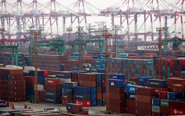 輸出入ともに2カ月連続で減少（上海の港）＝ロイター