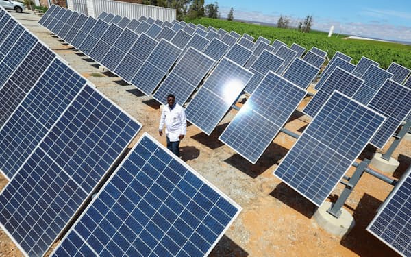 世界で再生可能エネルギーの普及が加速している（南アフリカの太陽光発電）＝ロイター