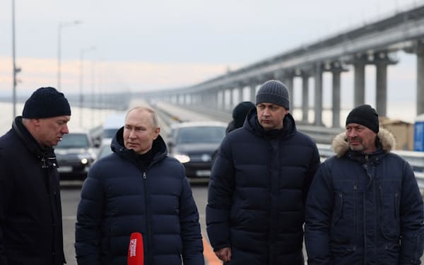 5日、クリミア大橋を視察したプーチン大統領（左から2人目）=ロイター