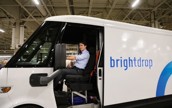 GMの工場でEVに乗るカナダのトルドー首相（オンタリオ州、5日）=同社提供