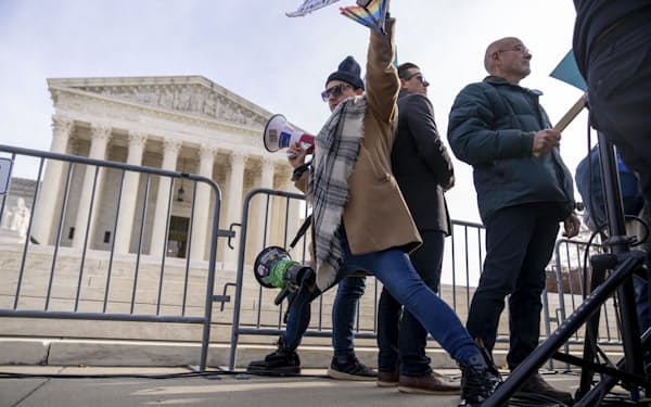 連邦最高裁は同性愛者へのサービス提供拒否が表現の自由の範囲内かどうかを審理する（12月、ワシントン）＝AP