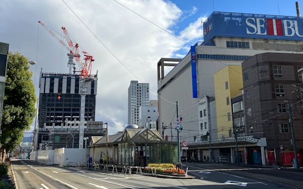 福井駅前の「Ｂ街区」はすでに更地に。奥の「Ａ街区」は建設が進む（６日、福井市）
