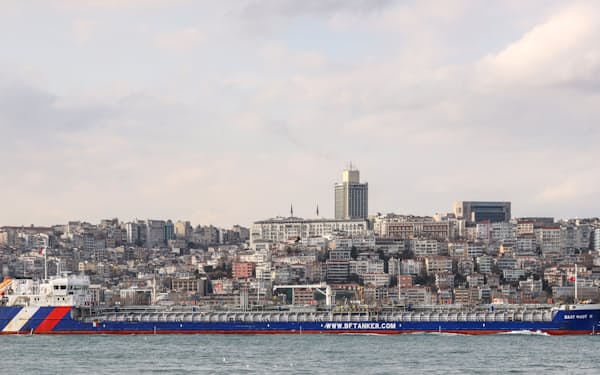 ボスポラス海峡を航行する石油タンカー（1月、イスタンブール）＝ロイター