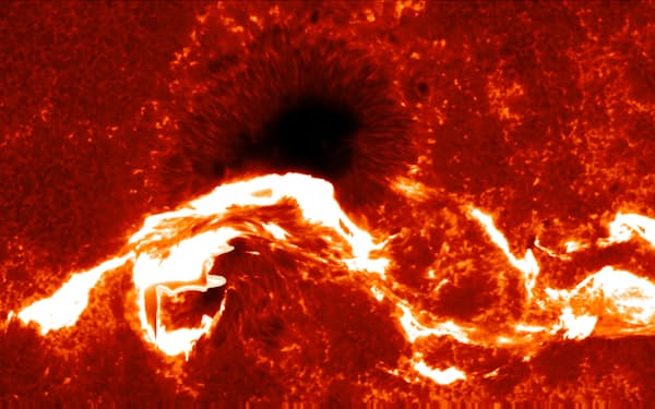 太陽観測衛星「ひので」が捉えた黒点付近の太陽フレア（国立天文台・宇宙航空研究開発機構提供）