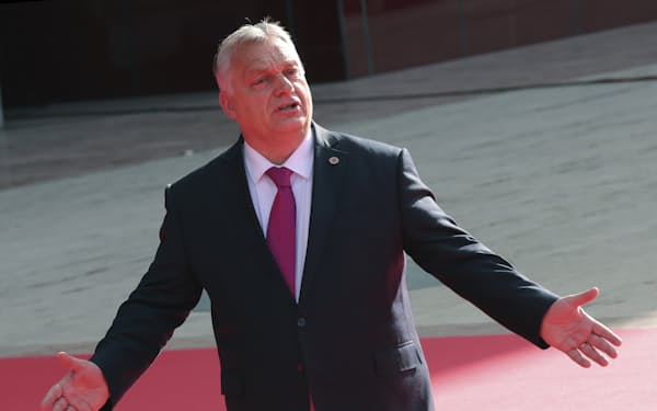 ハンガリーのオルバン首相（６日、アルバニア・ティラナ）＝AP