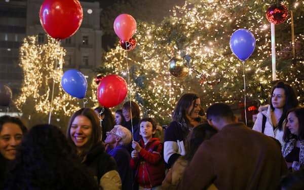 1日、クリスマスツリーに明かりがともされたアテネの街角＝ロイター