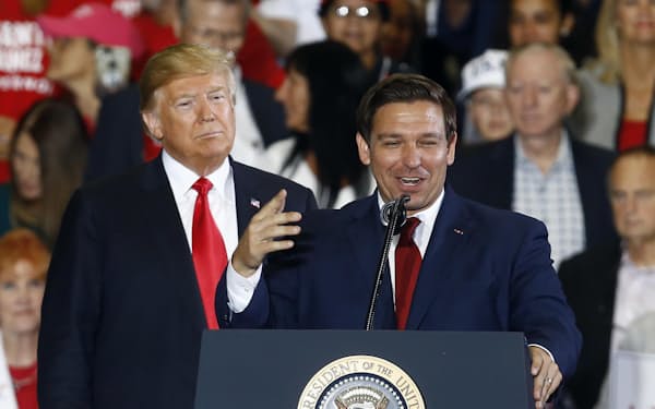 　2018年、米フロリダ州知事選に出馬したデサンティス氏（右）の応援に駆けつけたトランプ大統領（当時）=AP