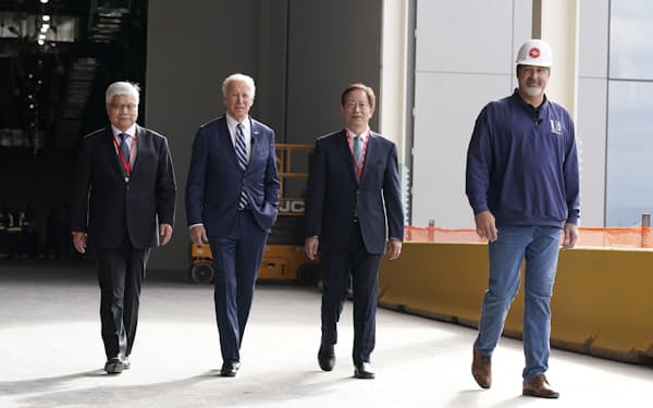 バイデン米大統領は6日、TSMC幹部と同社が建設を進めるアリゾナの拠点を視察した＝ＡＰ