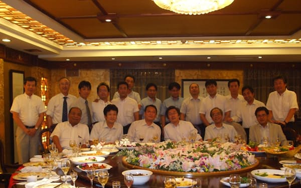 2012年ごろ中国市場攻略の決起式を上海で（前列右から3人目が小笠原浩氏）
