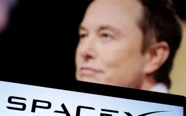 米宇宙企業「スペースX」のロゴとイーロン・マスク氏(2022年12月)=ロイター