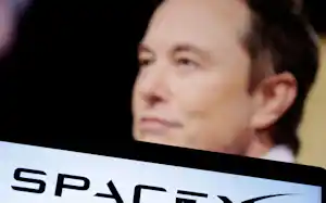米宇宙企業「スペースX」のロゴとイーロン・マスク氏(2022年12月)=ロイター 米宇宙企業「スペースX」のロゴとイーロン・マスク氏(2022年12月)=ロイター