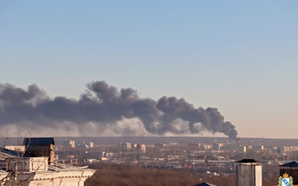 6日、ロシア西部ボストーチヌイ飛行場周辺でドローン攻撃による火災が発生した＝クルスク州政府提供・ＡＰ