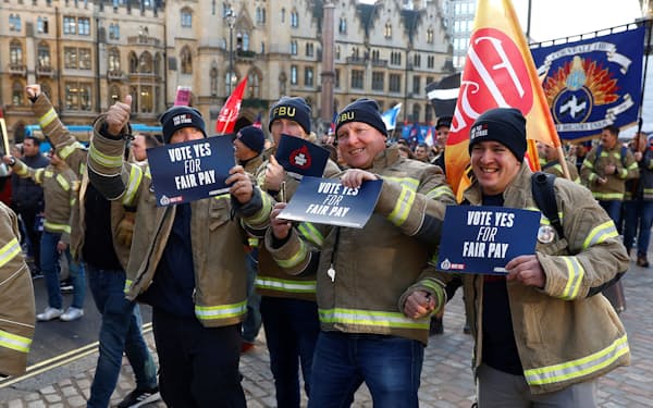 「公正な賃金」を求めてデモをする消防隊員（6日、ロンドン）＝ロイター