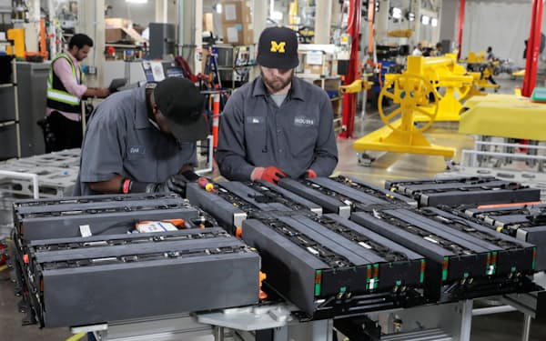 電池パックの作業をする米新興EVメーカー「カヌー」の技術者（11月29日、米ミシガン州）=ロイター