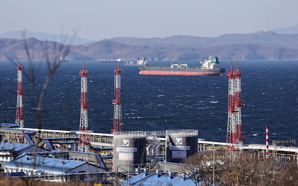 欧州連合（EU）は5日からロシア産原油の海上輸送による輸入を禁止した（ロシア極東・ナホトカ近郊の原油ターミナル）=ロイター