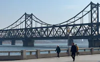 中国・北朝鮮間の国際旅客列車が走る予定の鉄橋(10日、遼寧省丹東市)