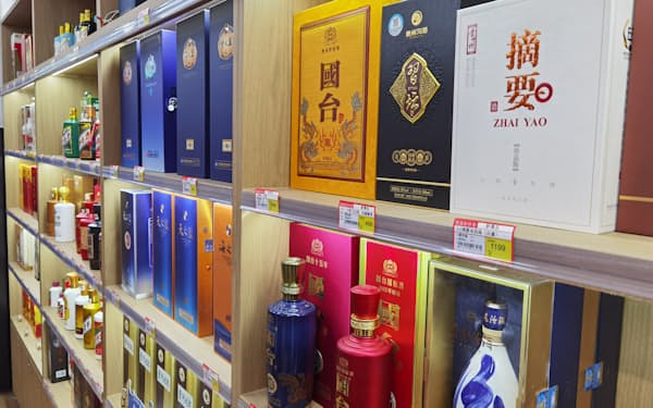 中国の酒屋に並ぶ貴州金沙の「摘要」（12月、上海市）