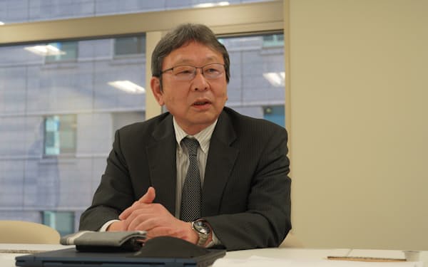 日本経済新聞社のインタビューに応じるＪＳファンダリの岡田憲明社長