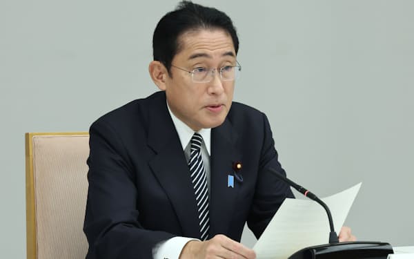 政府・与党政策懇談会で発言する岸田首相（8日、首相官邸）