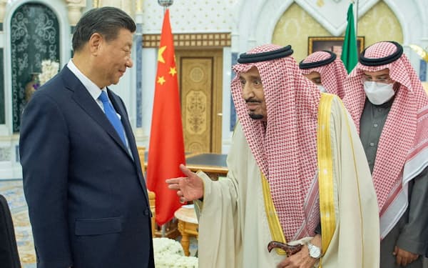 8日、会談した中国の習近平国家主席（左から2人目）とサウジのサルマン国王=サウジ国営通信・ロイター