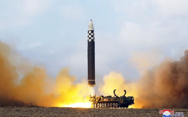 北朝鮮メディアが公開した、新型大陸間弾道ミサイル（ICBM）「火星17」の発射実験とされる写真（11月18日、平壌）＝朝鮮通信