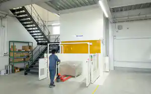 安全確保の機能を高めた「シャトルオートレーター」。誤って従業員が入ると自動停止する 安全確保の機能を高めた「シャトルオートレーター」。誤って従業員が入ると自動停止する