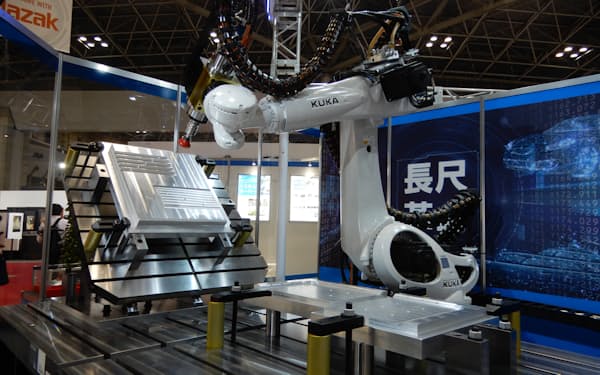 桜井製作所は工作機械に代わる大型の加工用ロボットを提案