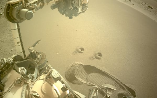 探査車「パーシビアランス」が砂を採取した穴が2つ残る（提供：NASA/JPL-Caltech）