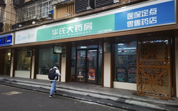 「緩和特需」にわく上海の薬店（９日）
