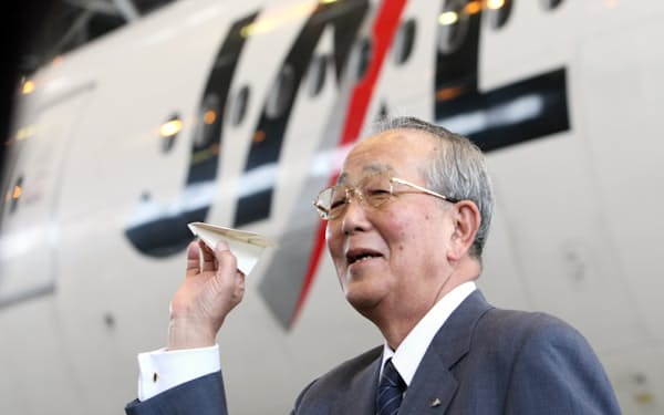 2010年4月、ＪＡＬグループの入社式でメッセージの書かれた紙飛行機を飛ばす稲盛和夫会長（当時）