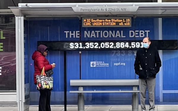 米国の公的債務は10月、31兆ドルを突破した（12月、ワシントン）