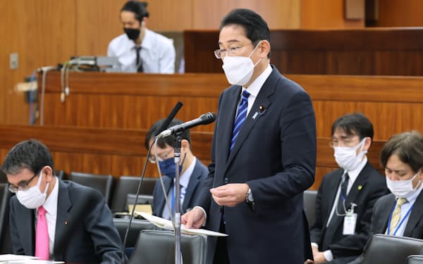 救済法案を審議する参院特別委で答弁する岸田首相。左は河野消費者相（10日午前）