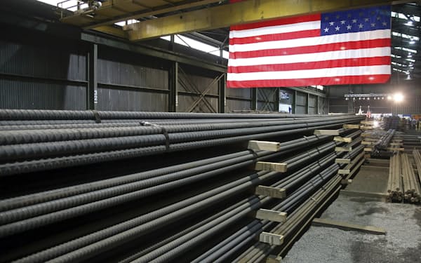 米国の工場で出荷を待つ鋼材（2019年、ミネソタ州）＝ＡＰ