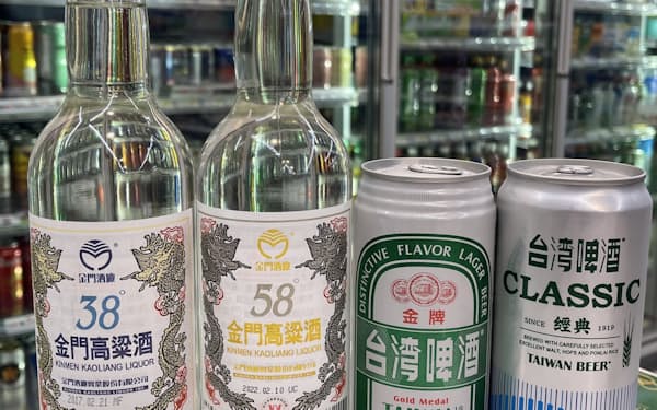台湾産のビールやコーリャン酒（10日）＝中央通信社・共同