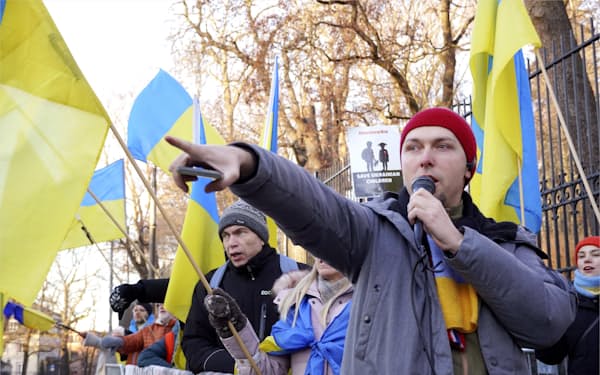 ノルウェー・オスロのロシア大使館前で、侵攻に抗議するウクライナ人ら（10日）＝共同