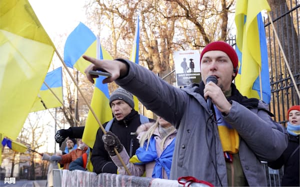 ノルウェー・オスロのロシア大使館前で、侵攻に抗議するウクライナ人ら(10日)=共同