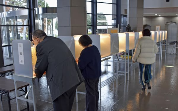茨城県議選の投票をする人たち（11日午後、水戸市）＝共同
