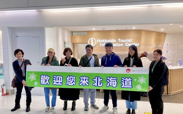 台湾からインフルエンサーら5人が新千歳空港に到着した（12日、新千歳空港）