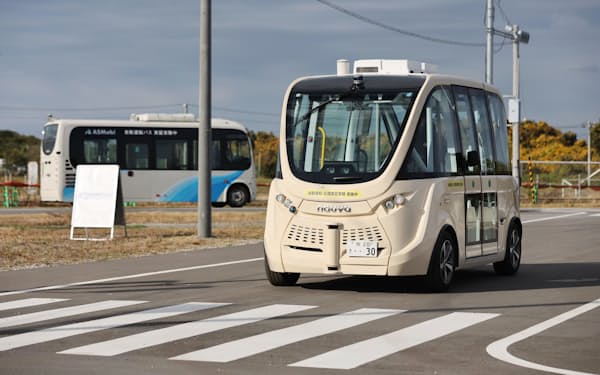 万博来場者の輸送を見据え、大阪メトロなどが始めた自動運転バスの実証実験（1日、大阪市此花区）