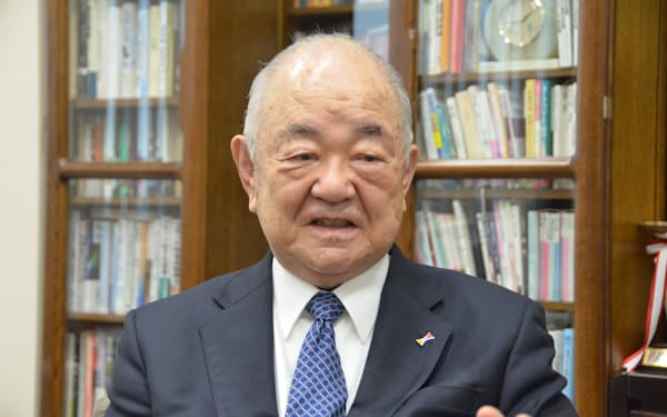 取材に応じるアークスの横山清社長(2022年12月、札幌市)