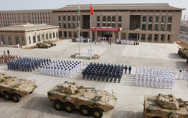 中国は、アフリカ唯一の軍事基地を持つジブチ以外にも拠点拡大を模索する（写真は基地開設式典）=AFP時事