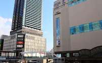 広島駅周辺では大型商業施設が改装オープンして駅ビルと専用通路でつながるなど、開発が盛んだ(広島市)
